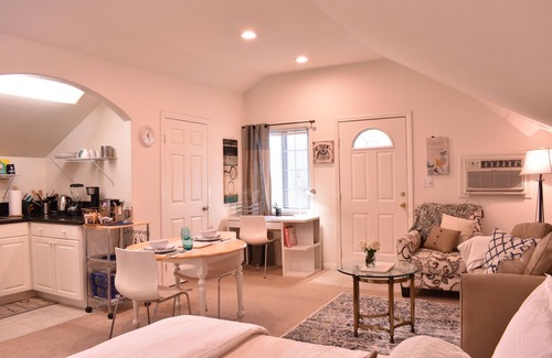 Sherman Oaks House | Bright Sherman Oaks Studio with Garden Near Universal Studios