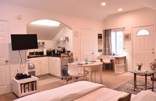 Sherman Oaks House | Bright Sherman Oaks Studio with Garden Near Universal Studios