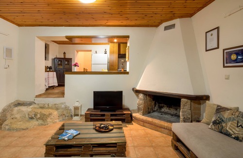Kamboi House | Pet-Friendly LITHARI Stone House in Kampoi Village