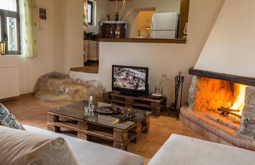 Kamboi House | Pet-Friendly LITHARI Stone House in Kampoi Village