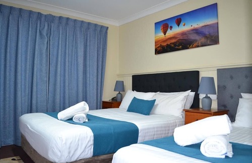 Lithgow Hotel | Comfortable Stay at Lithgow Motor Inn with Breakfast Included