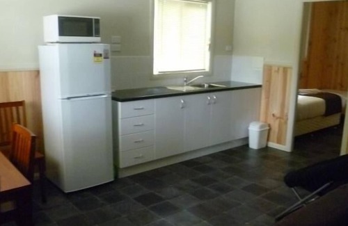 Bowenfels RV Rental | Explore Lithgow Tourist and Van Park: Family-Friendly Retreat