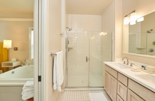 Ashland Bed & Breakfast | Relaxing Lithia Springs Resort with Spa and Pool Amenities