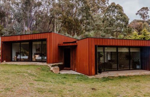 Hepburn Springs House | Lithic House -wood fire and bush views