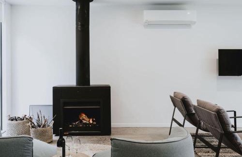 Hepburn Springs House | Lithic House -wood fire and bush views