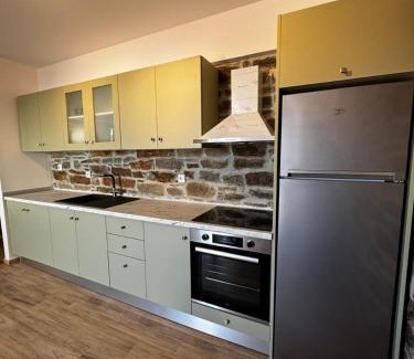 Gialiskari Apartment | Top-Rated Lithos Apartments: Family-Friendly Retreat Awaits