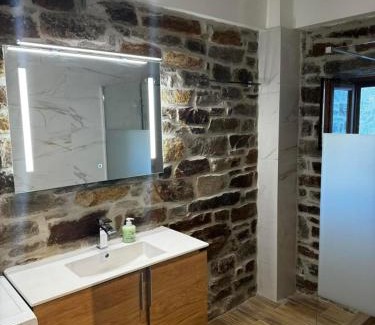 Gialiskari Apartment | Top-Rated Lithos Apartments: Family-Friendly Retreat Awaits