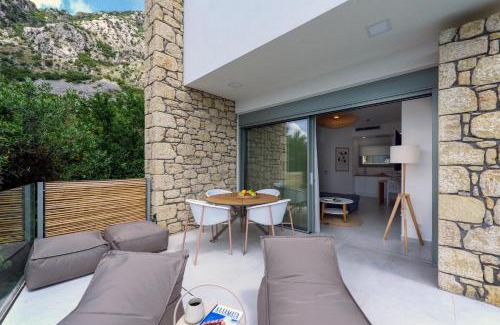 Diasella Villa | Indulge at Lithos Retreat 1: Oceanfront Oasis with Pool
