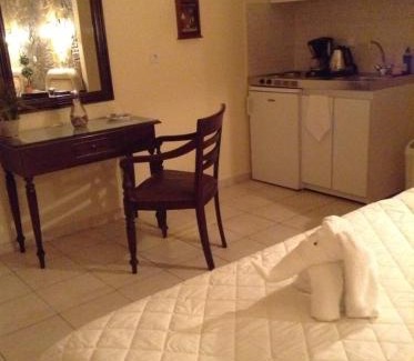 Plomari Apartment | Discover Litsa: Pet-Friendly Oceanfront Retreat for Families