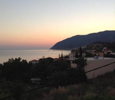 Plomari Apartment | Discover Litsa: Pet-Friendly Oceanfront Retreat for Families
