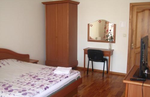 Klaipeda House | Cozy Little Amber Apartments with Kitchen & Family Amenities