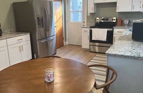 Manhattan House | Perfect Little Apple Abode near Bill Family Snyder Stadium