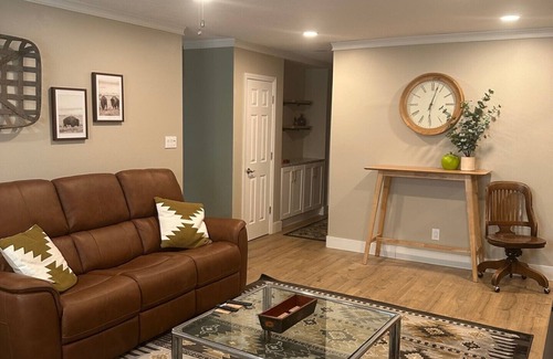 Manhattan House | Perfect Little Apple Abode near Bill Family Snyder Stadium