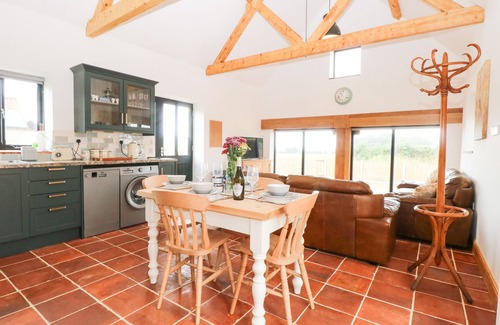 Dereham Cottage | Discover LITTLE BARN: Pet-Friendly Retreat with Garden