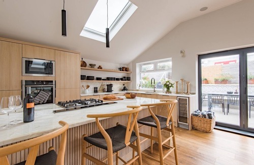 Whitstable Cottage | Beachfront Getaway: Little Beach House with Ocean Views