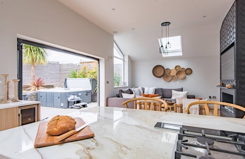 Whitstable Cottage | Beachfront Getaway: Little Beach House with Ocean Views