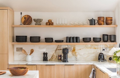 Whitstable Cottage | Beachfront Getaway: Little Beach House with Ocean Views