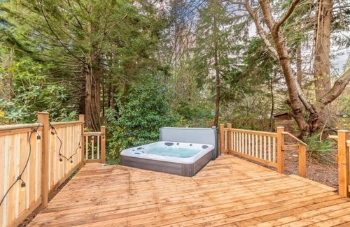 Gold Bar House | Experience Little Bear's Bungalow: Pet-Friendly Log Cabin