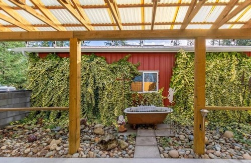 Gold Bar House | Experience Little Bear's Bungalow: Pet-Friendly Log Cabin