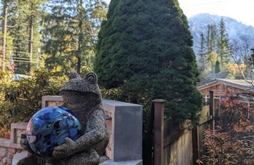 Gold Bar House | Experience Little Bear's Bungalow: Pet-Friendly Log Cabin