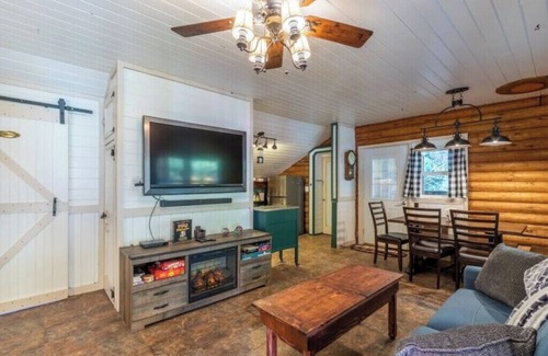 Gold Bar Cabin | Cozy Little Bear's Bungalow with Scenic Mountain Views