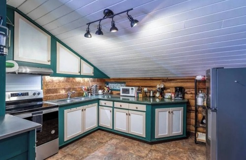 Gold Bar Cabin | Cozy Little Bear's Bungalow with Scenic Mountain Views