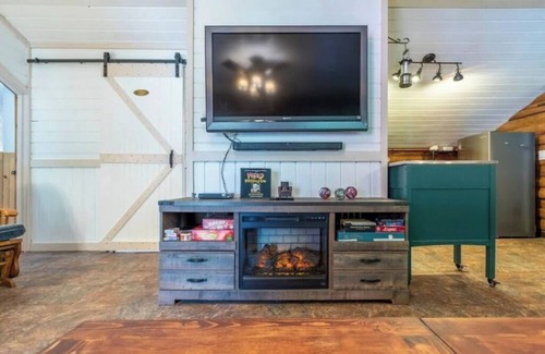 Gold Bar Cabin | Cozy Little Bear's Bungalow with Scenic Mountain Views