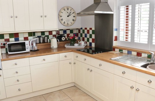 Gobowen Cottage | Discover Relaxation at Little Beeches with Spa and Breakfast