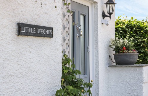 Gobowen Cottage | Discover Relaxation at Little Beeches with Spa and Breakfast