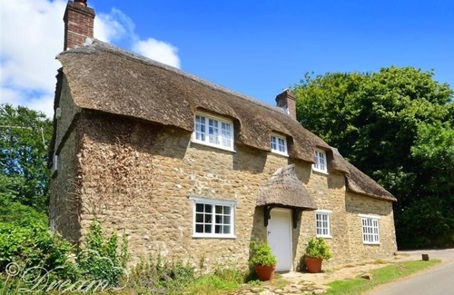 West Compton Cottage | Pet-Friendly Retreat at Little Berwick Cottage with Breakfast