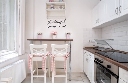 Ujlipotvaros Apartment | Heavenly Retreat with Kitchen & Breakfast Included