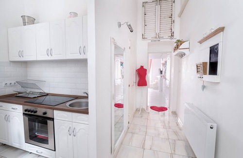 Ujlipotvaros Apartment | Heavenly Retreat with Kitchen & Breakfast Included