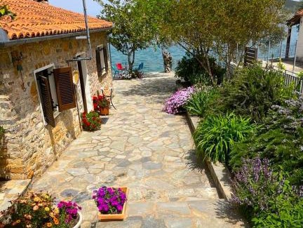 Sourpi House | Discover Little Bit Of Heaven: Oceanfront Getaway Awaits