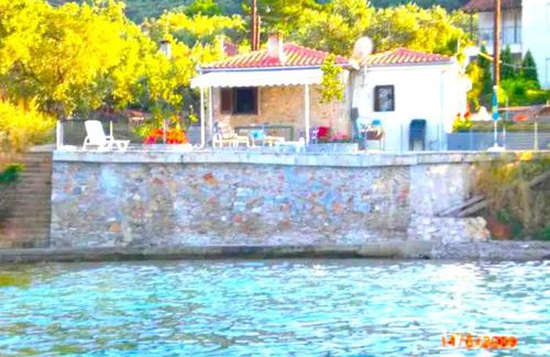 Sourpi House | Discover Little Bit Of Heaven: Oceanfront Getaway Awaits