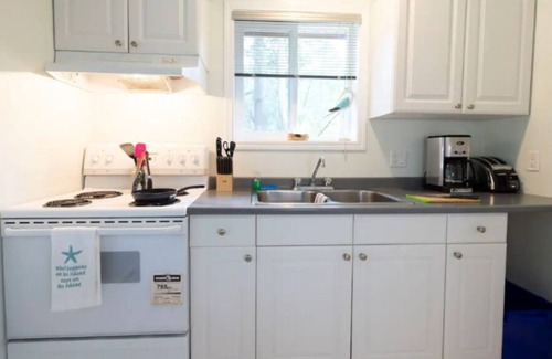 Salt Spring Island House | Little Blue White Cottage 5 min From Main hub Ganges, Ocean, Lakes