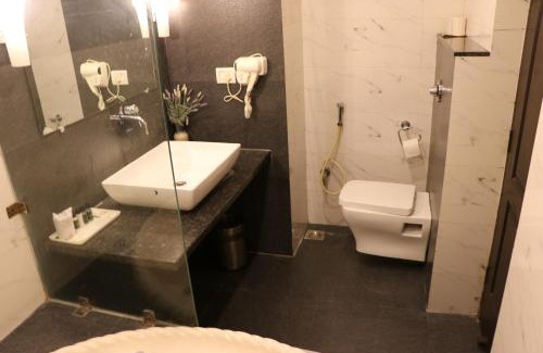 Kanpur Hotel | Cozy Little Chef Hotel: Family-Friendly with Restaurant Dining