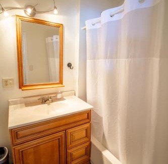 Noblesville House | Pet-Friendly Getaway at Little Chi Cottages with Hot Tub
