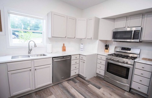 Noblesville House | Family Lakehouse Retreat: Sleeps 20 with Free Boat Slip