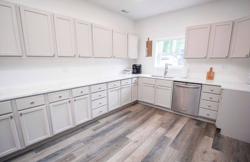Noblesville House | Family Lakehouse Retreat: Sleeps 20 with Free Boat Slip