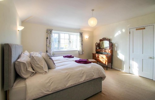 Lympne House | Discover Little Close: 4-Star Retreat with Family Amenities