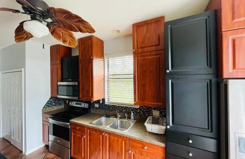 Buckingham House | Cozy Little Cottage on a Field for Family and Pets
