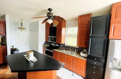 Buckingham House | Cozy Little Cottage on the Field: Pet-Friendly Retreat