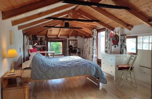 Argos-Mykines Villa | Cozy Cottage Retreat in the Hills: Family & Pet Friendly