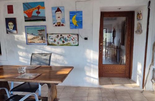 Argos-Mykines Villa | Cozy Cottage Retreat in the Hills: Family & Pet Friendly