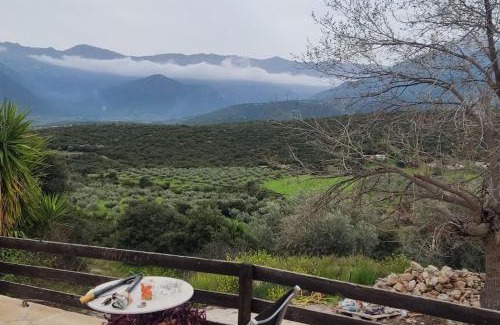 Argos-Mykines Villa | Cozy Cottage Retreat in the Hills: Family & Pet Friendly