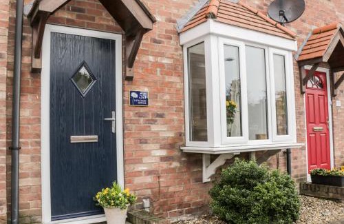 Hornsea House | Charming Little Daisy Cottage: 4-Star, Pet-Friendly Retreat
