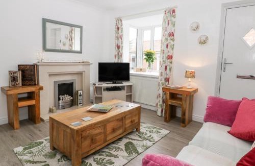 Hornsea House | Charming Little Daisy Cottage: 4-Star, Pet-Friendly Retreat