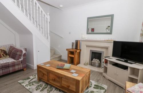 Hornsea House | Charming Little Daisy Cottage: 4-Star, Pet-Friendly Retreat