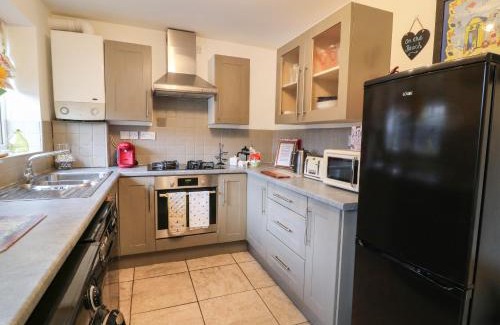 Hornsea House | Charming Little Daisy Cottage: 4-Star, Pet-Friendly Retreat