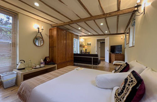 Tenterden House | Discover Little Dane Court: Family-Friendly 4-Star Retreat